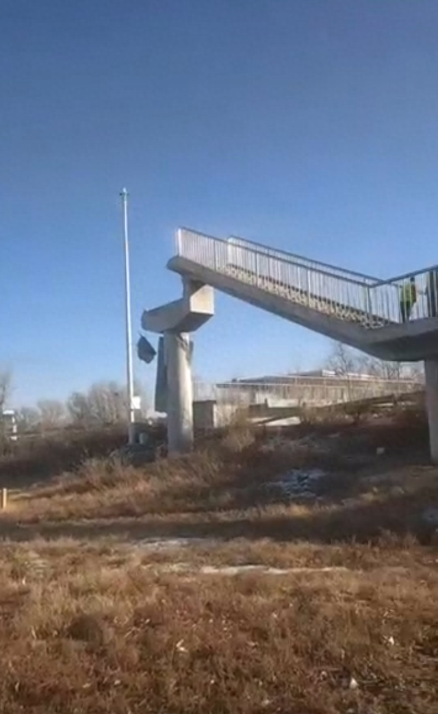 陕西一高速人行天桥坍塌	，致高速停车区双向封路，官方回应