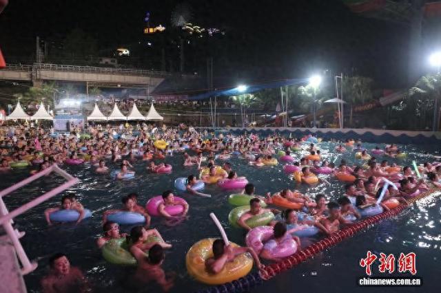 重庆：高温激活“清凉”夜经济 水上乐园夜晚热闹非凡