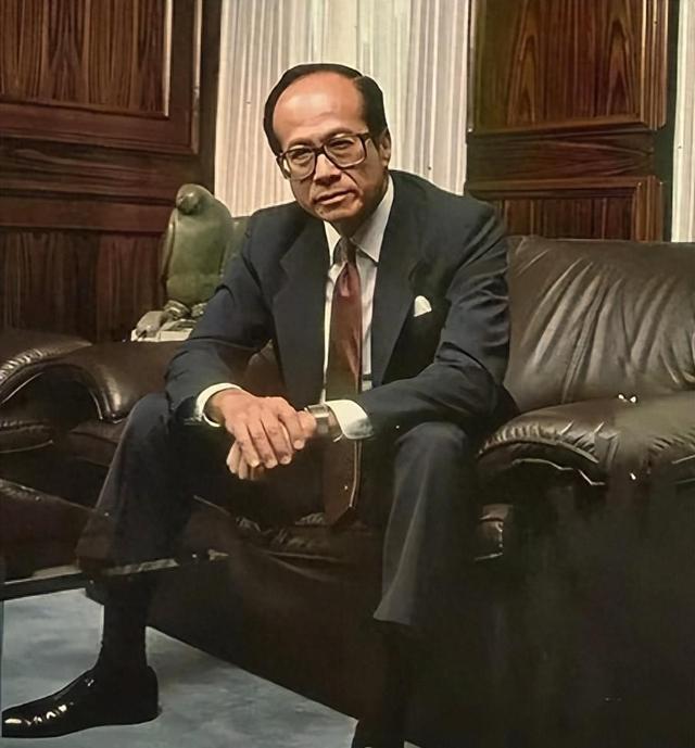 谁强就跪谁？特朗普失败后，李嘉诚急递投名状：绝对服从国家规定
