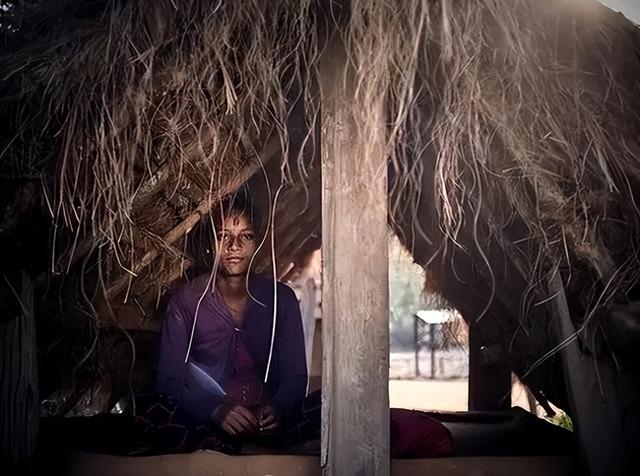 尼泊尔的月经耻辱：女人每个月都要被放逐一次，结束后才允许回家