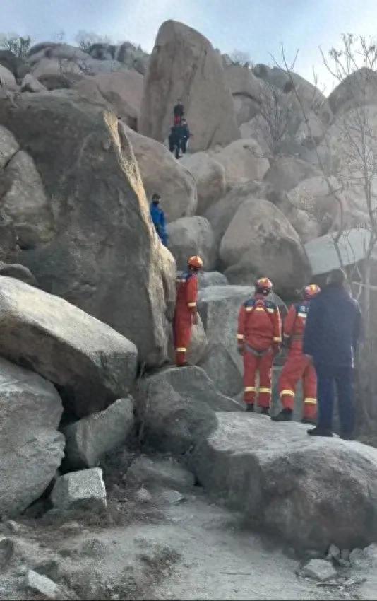 “山上坐久了起身时头晕”，56岁驴友坠山缝不幸离世，志愿者提醒：牙山山石光滑不是景区