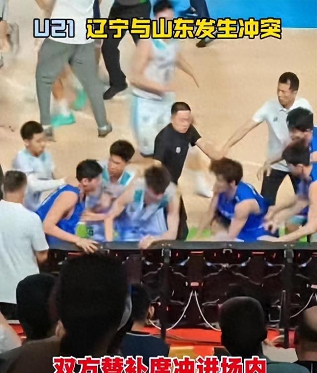中国篮球激烈冲突，两队群殴，鞠维松难劝解
