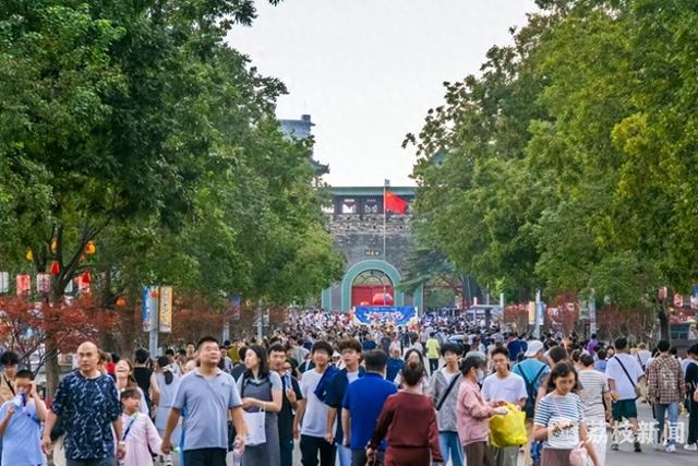 【烟火消费】双节假期 江苏热门景区场馆迎来客流高峰