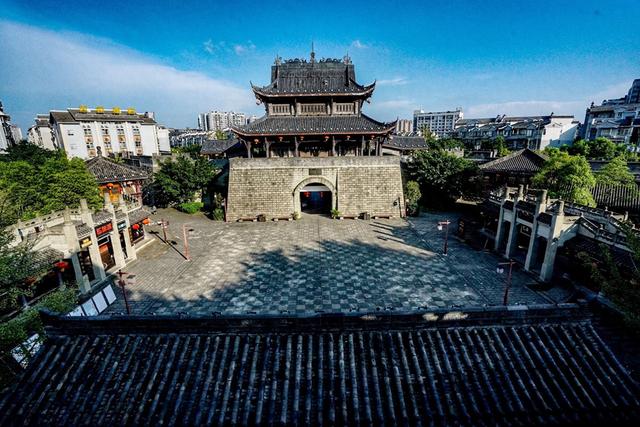 四川隆昌有一座石牌坊古镇，青石黛瓦间，解读牌坊背后的历史故事