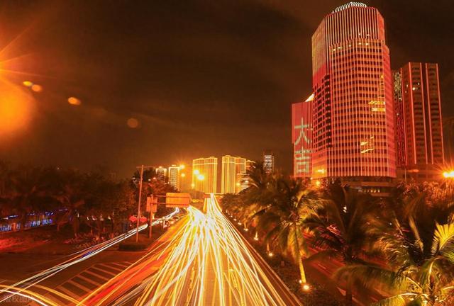 最有 “割裂感” 的城市之一！热带风情不失厚重，椰子鸡吃到扶墙出