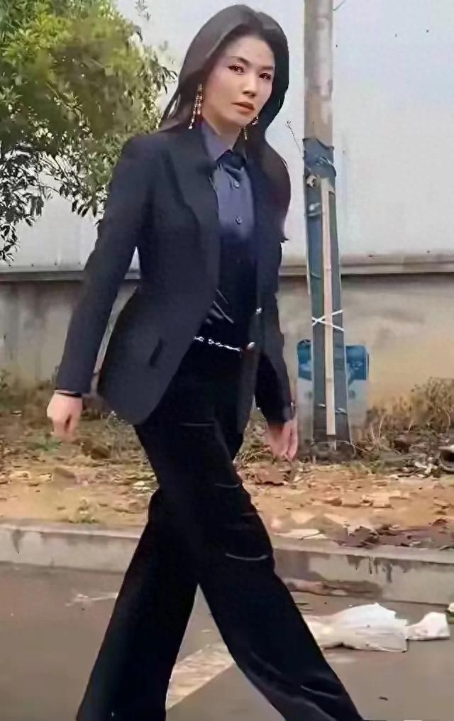 没滤镜47岁刘涛长啥样？路人偶遇照曝光，网友：和网上夸的不一样