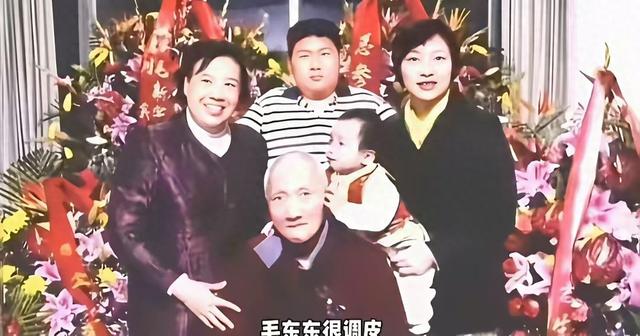 毛岸青生日，毛东东太调皮了，居然爬到爷爷的肩上，把大家乐坏了