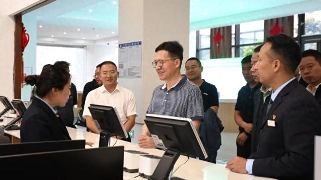 李刚调研暑期旅游接待、景区管理等工作时强调：多措并举提升游客出行体验 推动民宿和婚拍旅拍行业规范健康发展