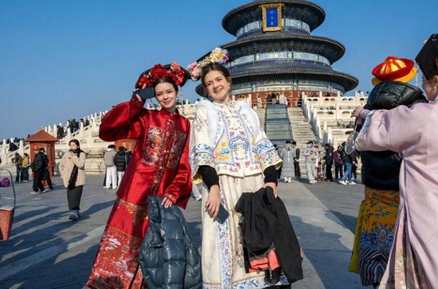 爆火！外国游客扎堆中国抢拍写真，汉服文化或成全球新潮流