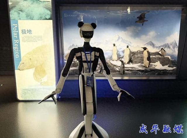 成都自然博物馆来了位“新导游”：掌握98种语言，还能模仿动物的声音、动作……