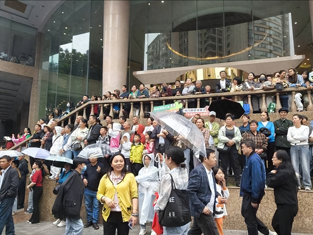 贵州文旅赢麻了！全国游客蜂拥而至，人潮汹涌，避暑胜地名不虚传
