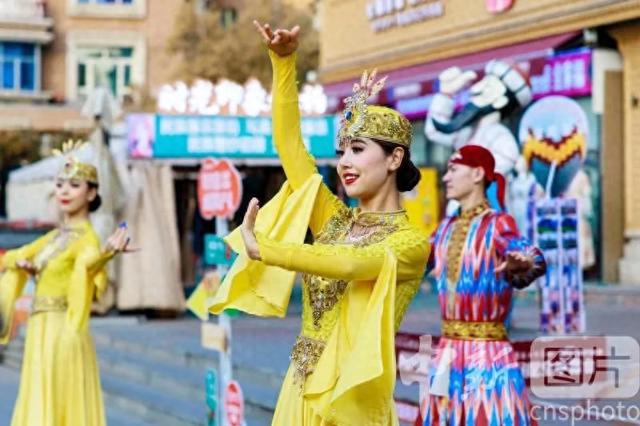 【央媒看天山】新疆乌鲁木齐:乐游大巴扎