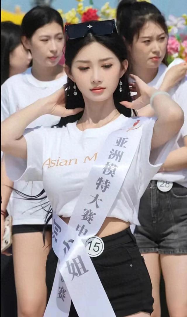 北戴河小姐亚军，清纯可爱，身材紧致！
