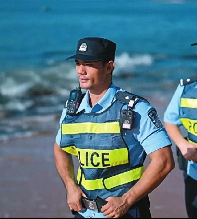 这位火出国门的民警，喊你来万宁旅游啦！