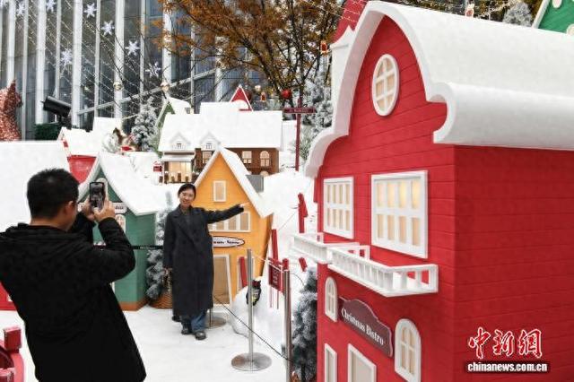 重庆一商圈打造“雪山小镇” 游人邂逅浪漫冬日“雪景”