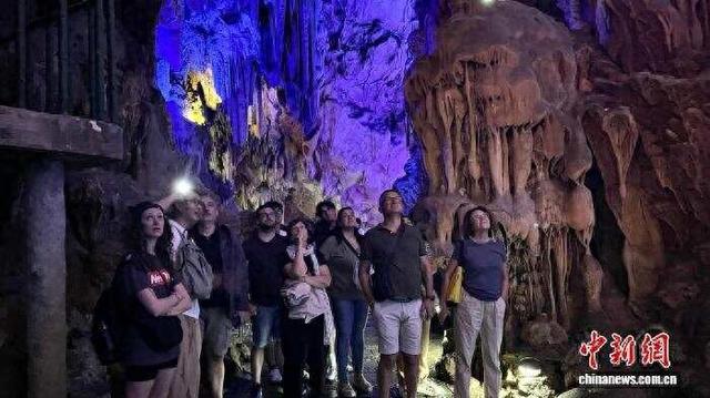 免签政策带火桂林入境游 意大利游客陶醉山水间