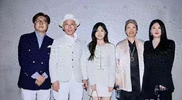 王诗龄回国后在宴会上惊艳到大家！真成财阀千金了，骨子里的优雅