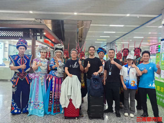 “仙境张家界 情暖全世界”张家界青年志愿者暖心服务赢外国友人点赞