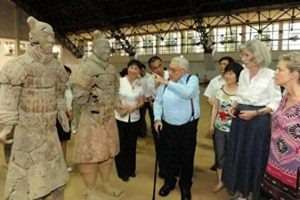 当1.3亿老外涌入中国，西方媒体发现不太对劲，是剧本拿反了吗