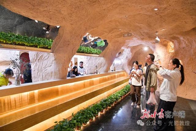甘肃敦煌：洞窟式公共卫生间成热门打卡地
