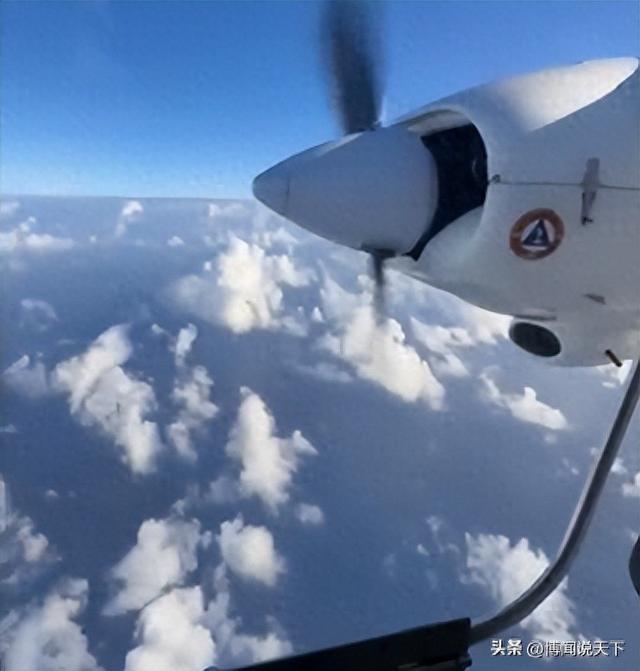 菲律宾海警飞机闯入我国黄岩岛领空，结果被072登陆舰队锁定驱逐