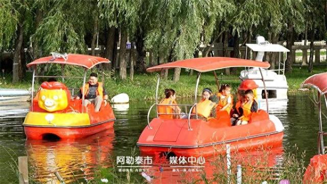 阿勒泰市22℃清凉！ “一湖一林”获赞天然空调