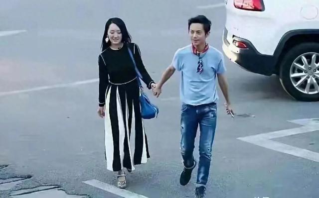 51岁的何炅，牵手54岁的杨钰莹，年过半百的俩人，画面温馨