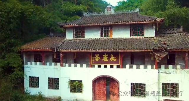 重庆山谷中荒废的景区，杂草丛生空无一人，探险者忠告别一个人来