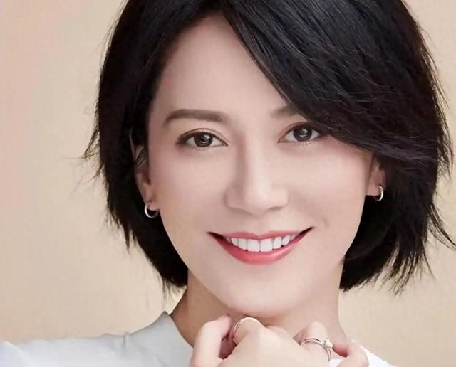 至今未婚未育，身边却有男人陪了近20年！54岁的她才是人间通透