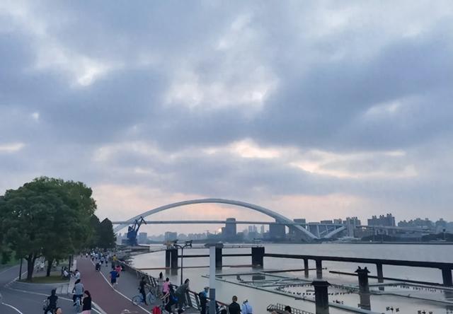 日行冷热交替术！清晨江风+防空洞20℃，重庆人三伏天续命指南