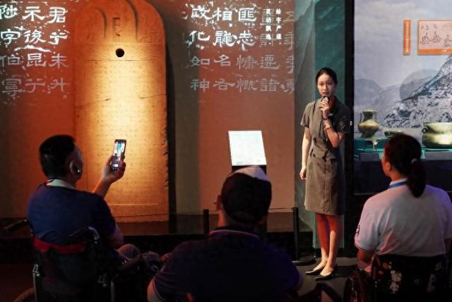 轮椅之上心向阳光 三峡博物馆来了一群特殊的观众