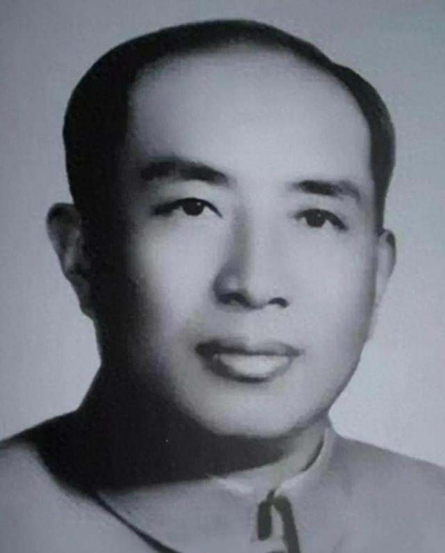 他是中组部原部长，女儿嫁给胡主席的儿子，侄儿担任过武警副司令