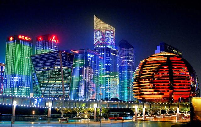 光影为笺:杭州绘就的流光盛卷