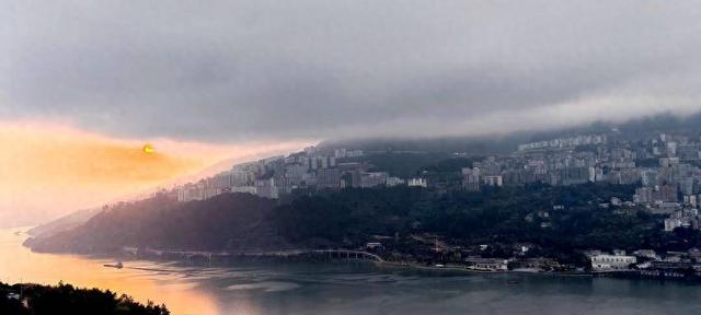 巴东：暖阳破雾洒江城 半城江水半城霞