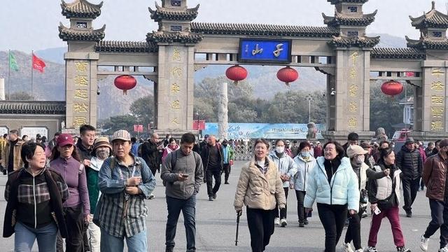 欢度重阳佳节！千山景区客流爆棚