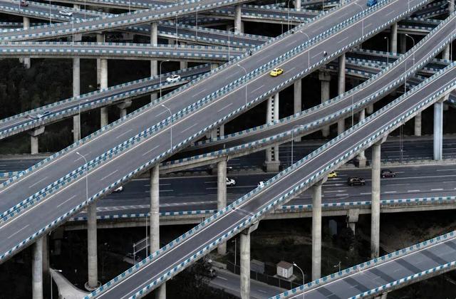 铁路桥惊现第五层！网友：魔幻城市名不虚传！
