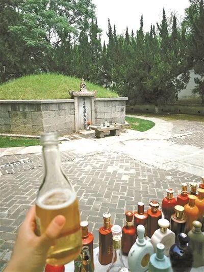 “孟德，吃药了！”00后开始追随“地下偶像”｜青春派