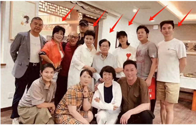 62岁毛阿敏与63岁董文华罕见同框！一个豪门守寡，一个风采依旧
