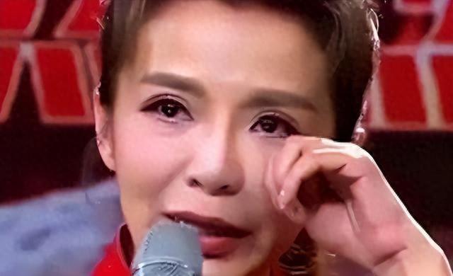 落地的凤凰不如鸡！52岁重病缠身的朱迅，给内娱的女星们提了个醒