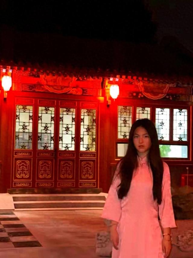 李湘的女儿王诗龄在自家北京小院拍照，配这个色调看上去瘆得慌！