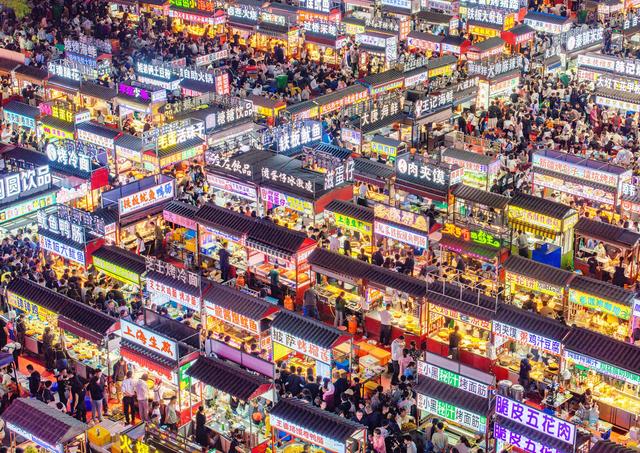 停车场里的“赛博”盛宴：一座华北古城以夜市激活夜经济