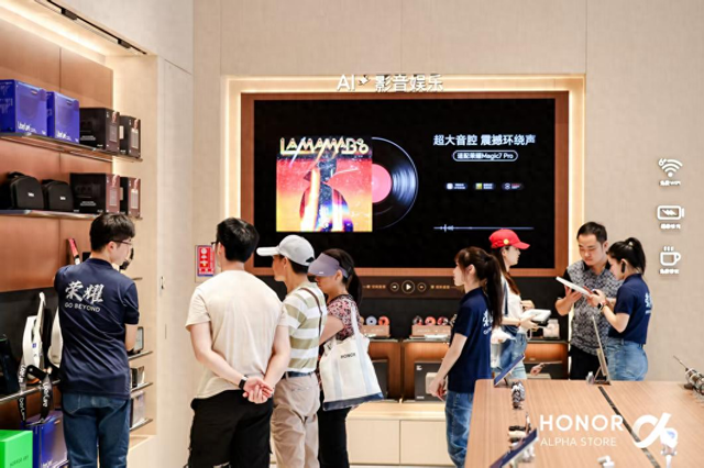 荣耀CEO李健宣布阿尔法旗舰店启航：共创AI生活新蓝图