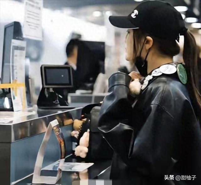 陈梦夺冠后返程北京，穿搭大胆，吊带配皮衣露出腰线，差点认不出