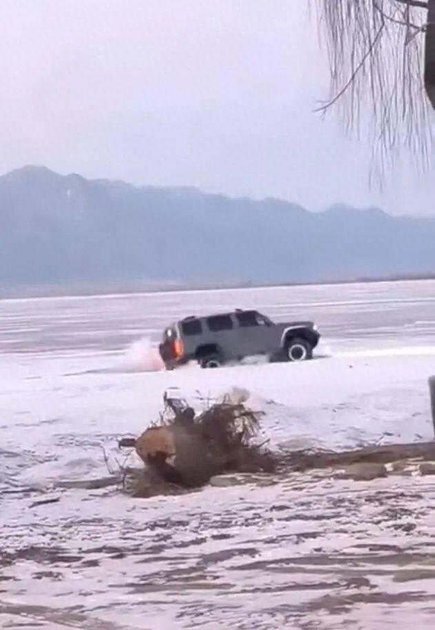 河北张家口市一越野车在水库冰面练漂移	，冰层突然破裂，车轮落水被冻6小时，找来吊车深夜将车吊出