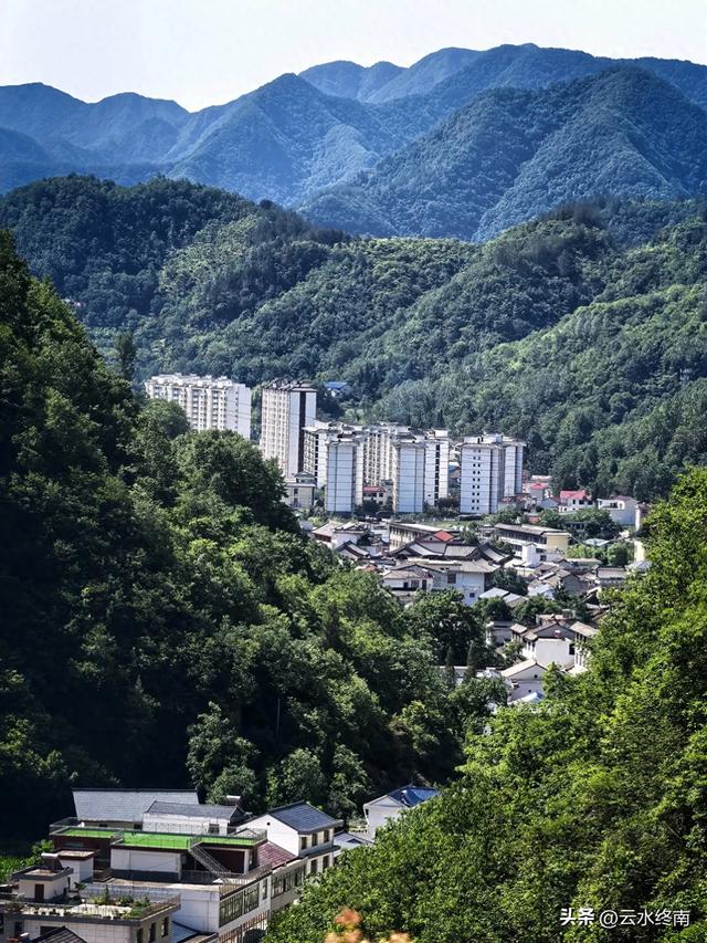 秦岭深山一条导航不出来的路,却是一条千年古道,有老屋有古树