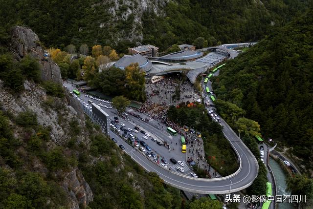 四川阿坝：金秋九寨美如画