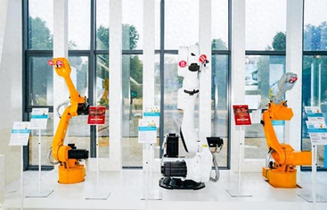 向“质”攀升，南京机器人解锁“智造”新图景