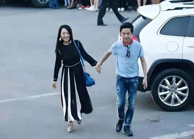 51岁何炅牵手54岁杨钰莹！年过半百同框太养眼，这状态哪像50+？