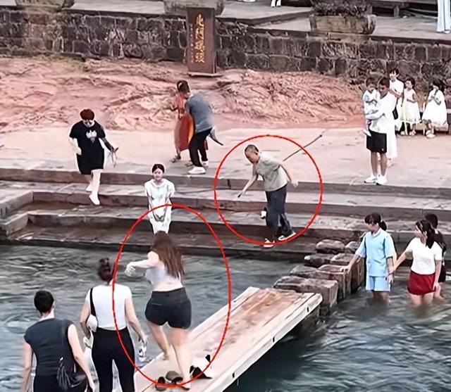 全网寻人！凤凰古城一外国女游客飞身入水与家属合力救人，知情人：整个过程不到10秒