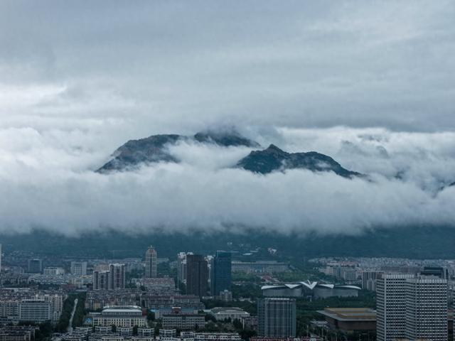 云雾中的泰岳：山与城的对话
